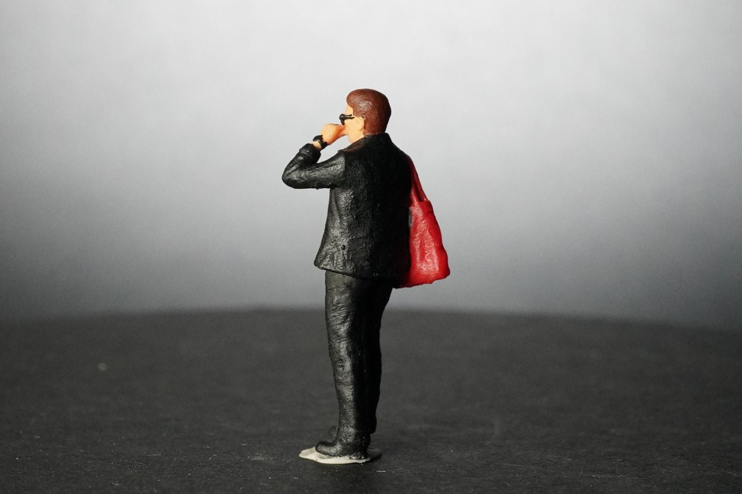 LOT57 Figures "GUY WITH GUCCI SUIT AND RED BAG" 1:64 Diorama Figure