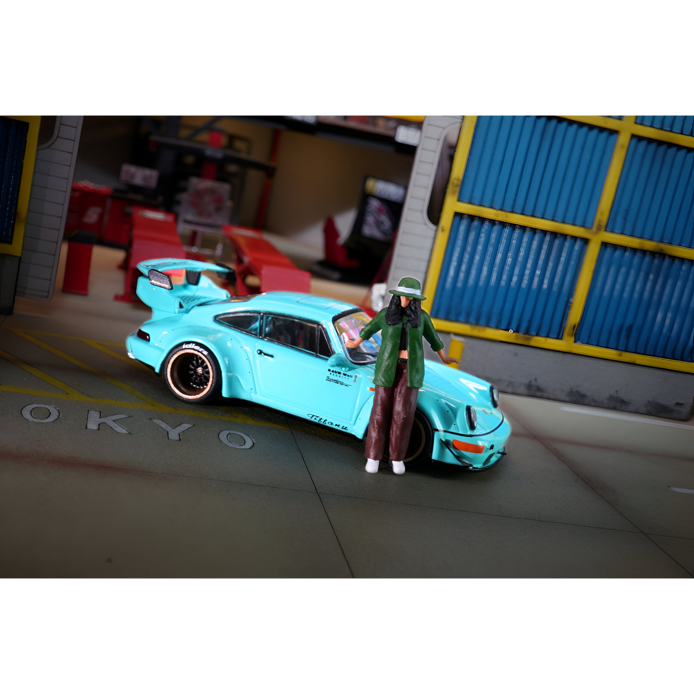 LOT57 Figures "CHOLA GIRL LEANING" 1:64 Diorama Figure