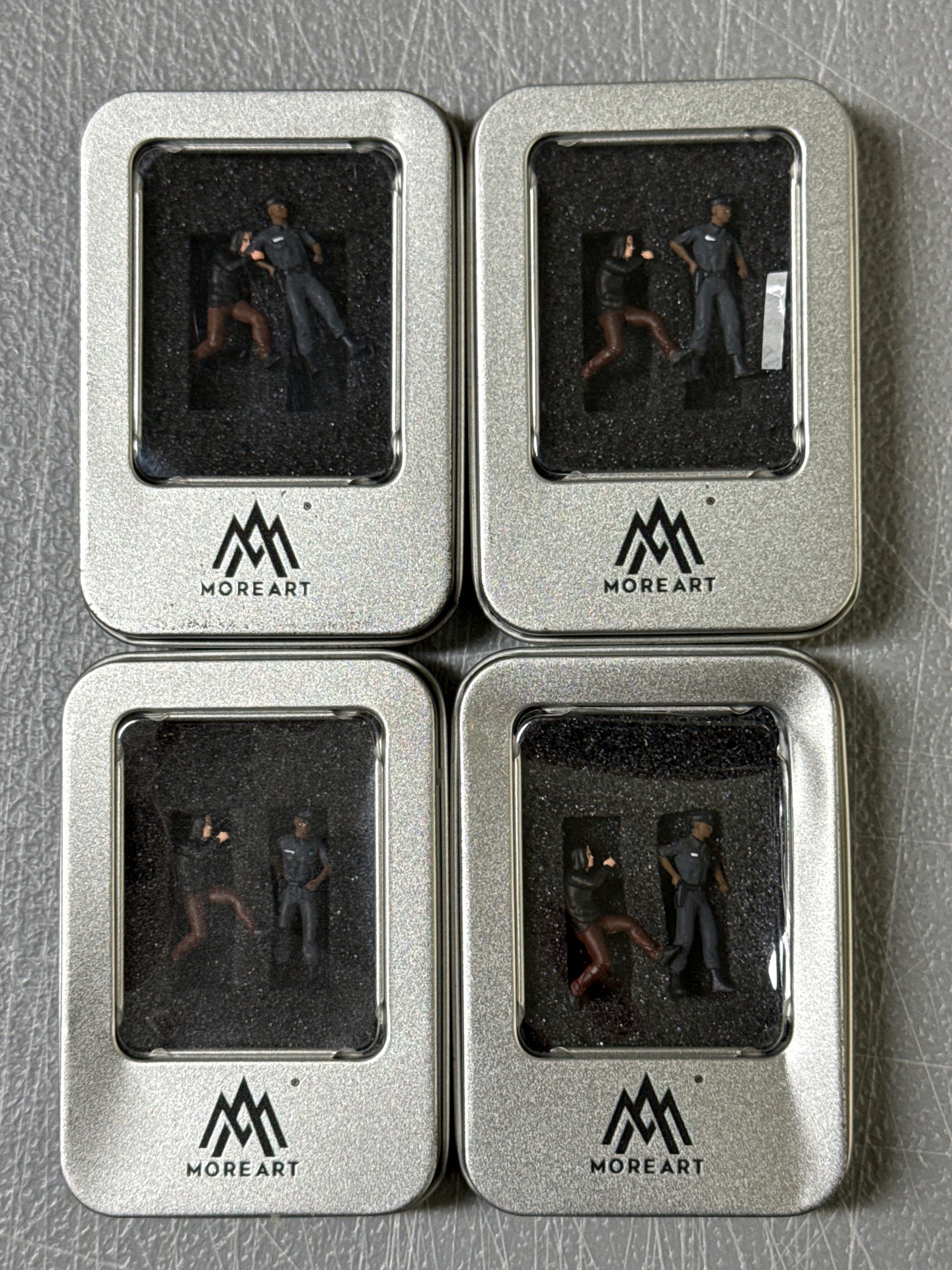 Police - Voleur - Ensemble de 2 figurines (lot de 4 ensembles)