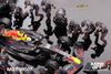 Mini-GT Oracle Red Bull Racing RB18 #1 Max Verstappen 2022 Abu Dhabi GP Pit Crew Set #0007 1:64 MGTS0007