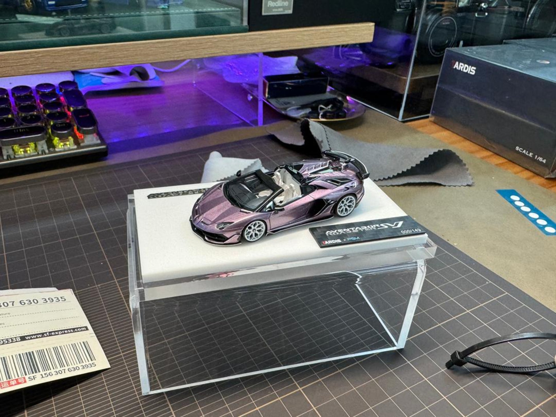 TARDIS Aventador SVJ Roadster Amethyst 1:64 photo